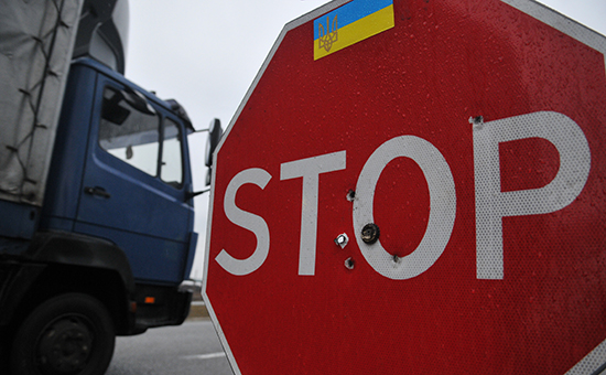 Активисты украинского "Автомайдана" блокируют российские грузовики