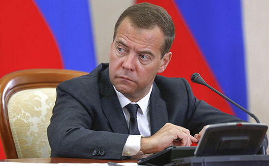 Медведев пригрозил найти замену Сбербанку в сельской местности