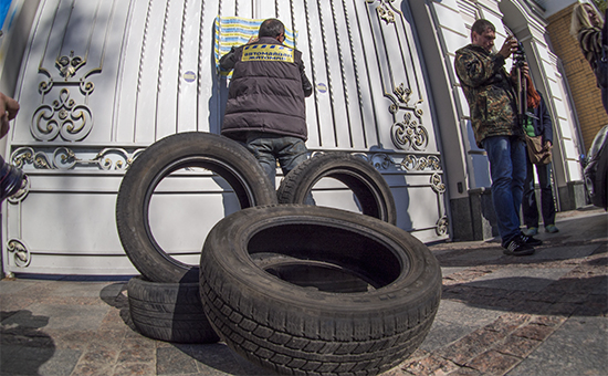 В Киеве у администрации президента подожгли покрышки