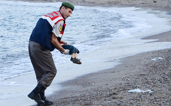 ЕС смягчил свою позицию по мигрантам на фоне трагических фотографий 