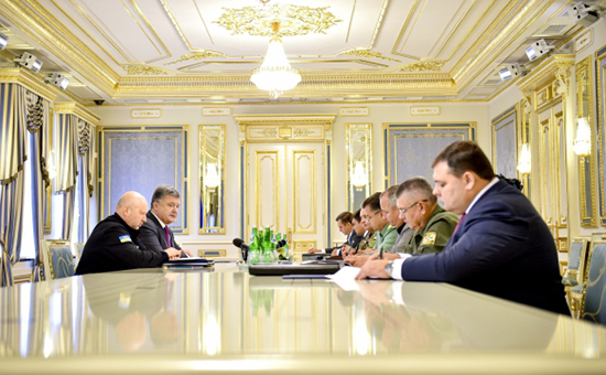 Порошенко доложили о перестрелке между российскими военными и ФСБ
