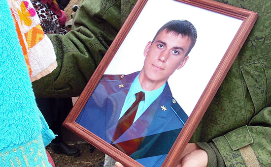 Отец погибшего в Сирии солдата не нашел признаков повешения на теле сына