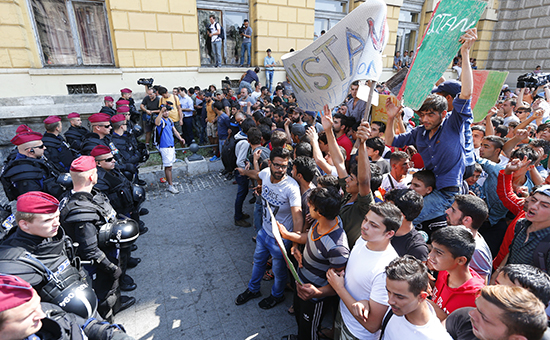 Более 2 тыс. мигрантов устроили забастовку у вокзала в Будапеште