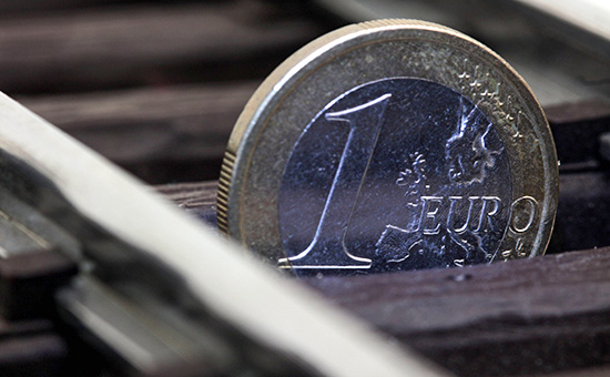 Биржевой курс евро упал ниже 79 руб. на фоне дорожающей нефти