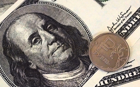 Эксперты Bloomberg назвали порог курса доллара для начала интервенций ЦБ