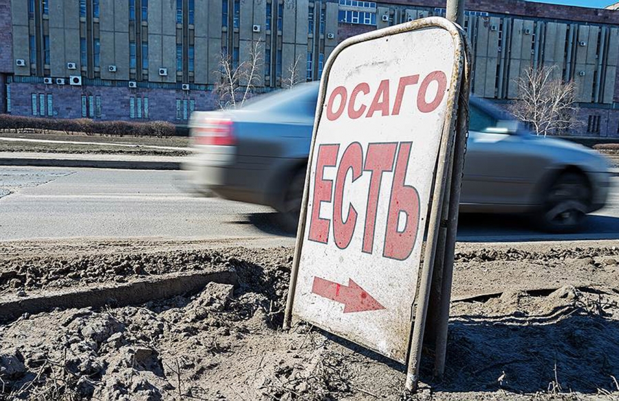 "Пройдемте в машину...". ГИБДД начнет пробивать полисы ОСАГО "на месте".