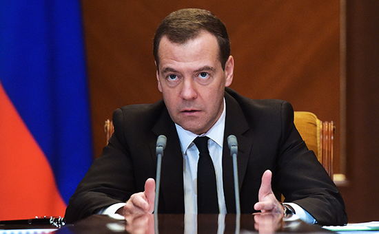 Медведев ограничил количество лошадиных сил для автомобилей чиновников