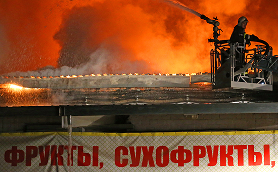 Роспотребнадзор рекомендовал не выходить из дома в районе пожара в Москве