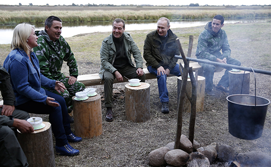 Путин и Медведев поели ухи с рыбаками в Новгородской области