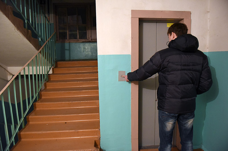 Загоревшийся лифт упал в шахту жилого дома на севере Москвы