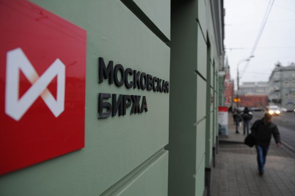 "Ъ": банк "Югра" выводит все акции в обращение на биржу