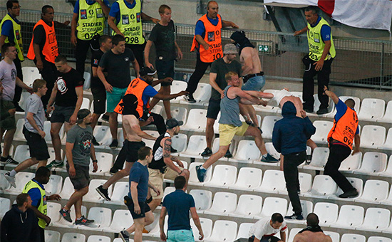 Российские болельщики атаковали английских фанатов на трибуне после матча