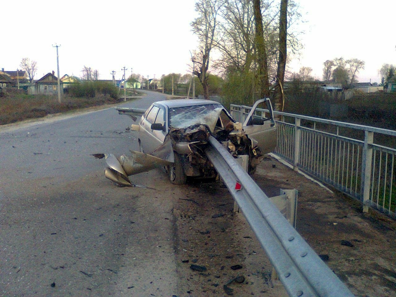 В Татарстане дорожное ограждение насквозь пробило авто