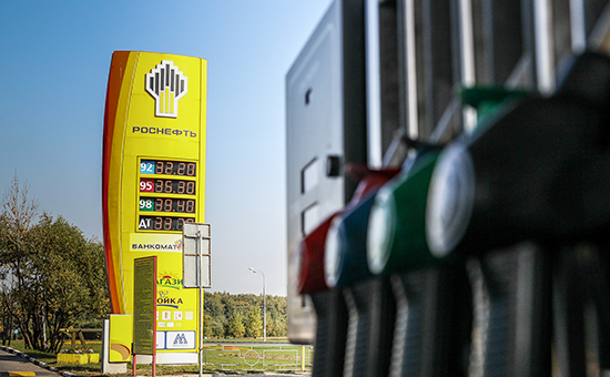 Медведев без конкурса назначил "Роснефть" поставщиком топлива для полиции