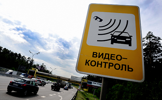 Москвич получил штраф за пересечение сплошной тенью от его машины