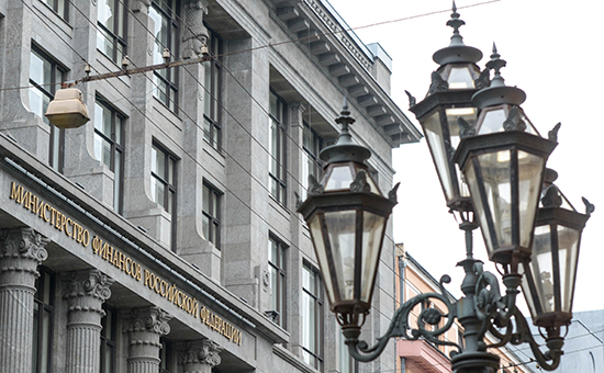 Минфин впервые решил занять валюту на внутреннем рынке