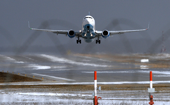 Пассажирский Boeing 737 совершил экстренную посадку во Внуково