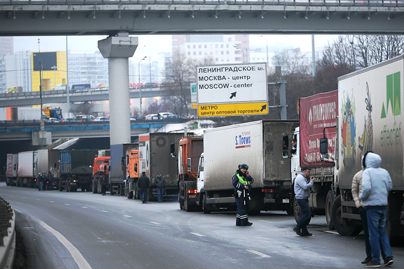 Дальнобойщики заняли МКАД: как водители грузовиков протестуют в Москве