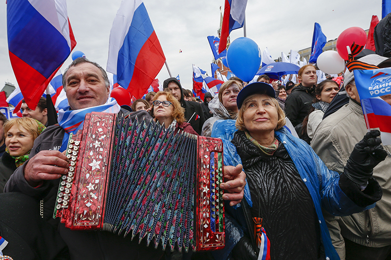 Россияне вышли на первомайские демонстрации