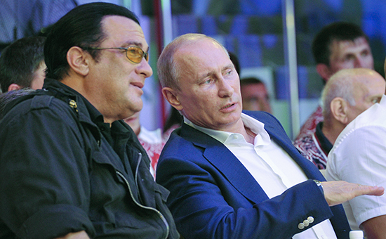 Президент РФ Владимир Путин и актер Стивен Сигал (справа налево) на первом чемпионате РФ по смешанным боевым искусствам