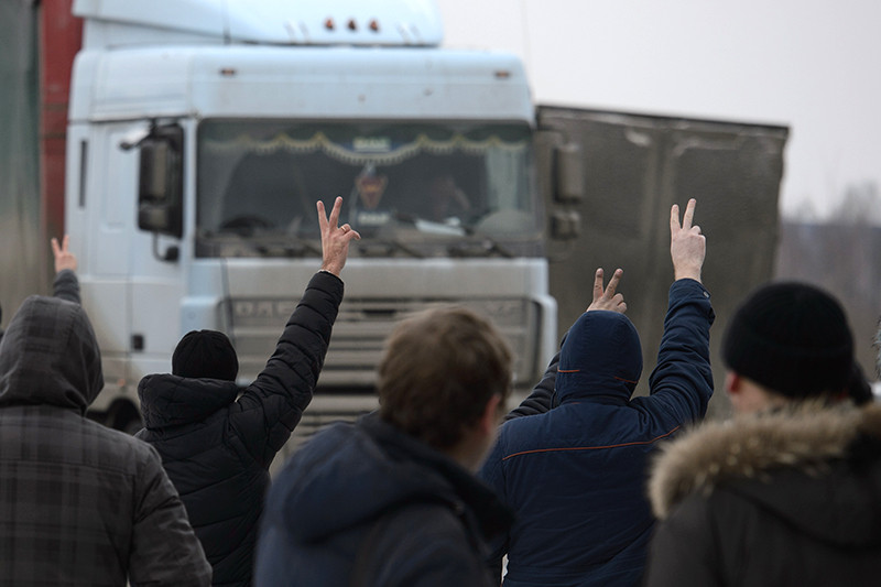 Дальнобойщики бастуют против Навальных 